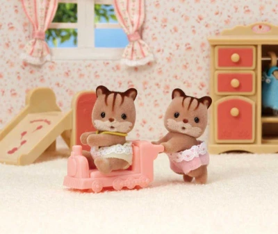 Sylvanian Families Oříškové veverky dvojčata herní set 2 figurky + mašinka