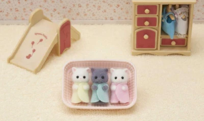 Sylvanian Families Perské kočky trojčata v košíku set 3 figurky v krabici