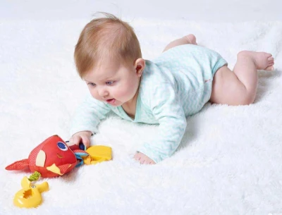 Tiny Love Baby lišák Christopher textilní závěsný vibrující s kousátkem pro miminko
