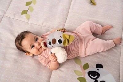 Tiny Love Baby medvídek koala Boho Chic závěsný chrastící pro miminko
