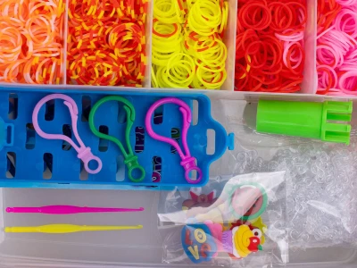 UDĚLEJ SI NÁRAMEK Gumičky LOOM BANDS 10000ks s doplňky mix barev