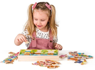 Woody DŘEVO Šatní skříň Medvědí rodinka vkládací puzzle 54 dílků v boxu