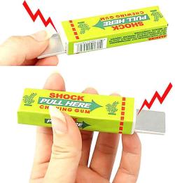 Žvýkačka plátková žertík elektrošok dětská žertovinka na baterie 3 druhy