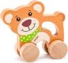 Woody DŘEVO Medvěd na kolečkách s držadlem baby (dřevěná hračka) Woody DŘEVO Medvěd na kolečkách s držadlem baby (dřevěná hračka)